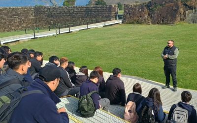 Estudiantes del Liceo People Help People realizan salida pedagógica a Valdivia como reconocimiento a su trabajo en proyecto de patrimonio escolar