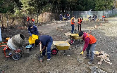 Estudiantes de Construcción avanzan en la construcción del nuevo taller techado