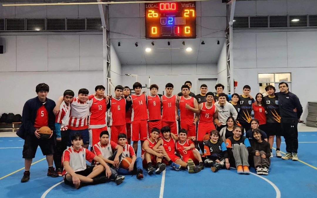 Encuentro Generacional de Básquetbol reúne a exestudiantes y actuales seleccionados del Liceo People Help People de Pullinque