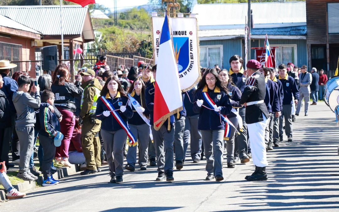 Estudiantes del Liceo People Help People de Pullinque participan en el desfile de Fiestas Patrias en Lolquellen