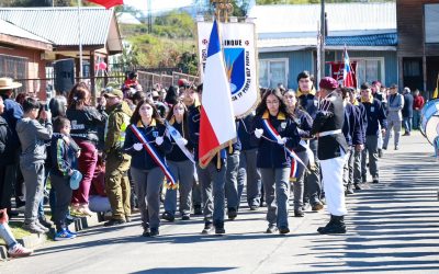 Estudiantes del Liceo People Help People de Pullinque participan en el desfile de Fiestas Patrias en Lolquellen