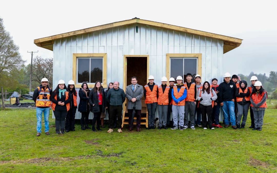 Estudiantes del Liceo People Help People de Pullinque construyen vivienda de emergencia para familia afectada por incendio en Ancacomoe