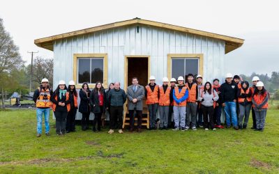 Estudiantes del Liceo People Help People de Pullinque construyen vivienda de emergencia para familia afectada por incendio en Ancacomoe