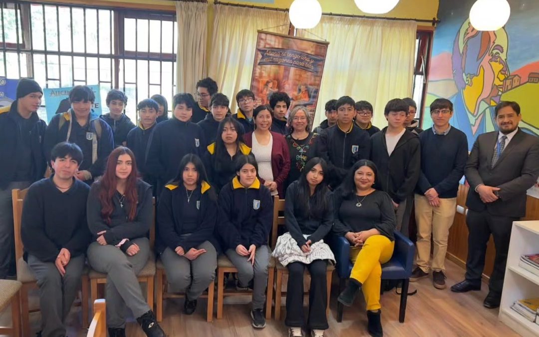 Historiadora mapuche Doris Millanguir compartió con estudiantes del Liceo People Help People de Pullinque